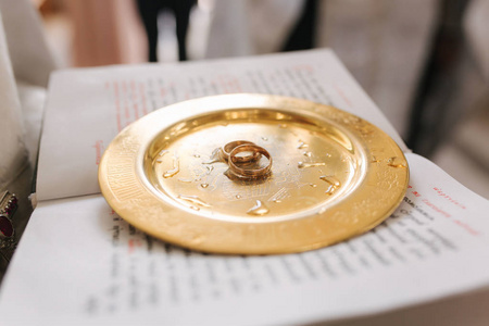 教堂金盘子上的结婚戒指