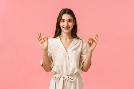 可爱迷人,温柔可爱的白人女性,穿着柔软可爱的连衣裙,微笑点头表示