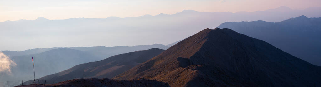 日落黄昏时的山景