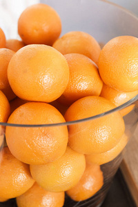 一碗颜色鲜艳的橘子