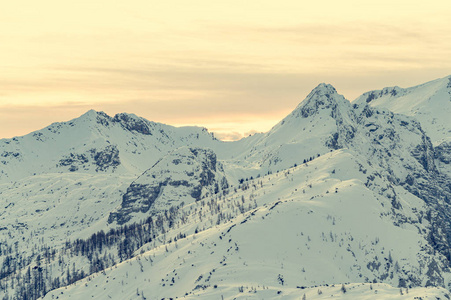 壮丽的冬季山脉日落时的全景。