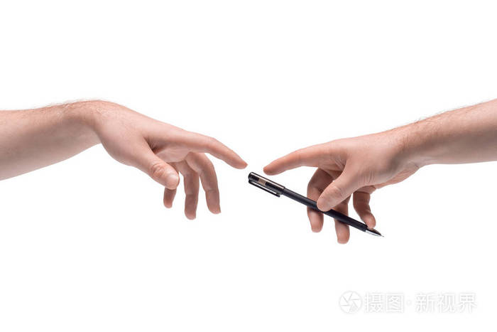 两只雄性手在白色背景上互相递过黑色塑料笔