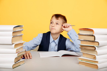 小学生思考图片