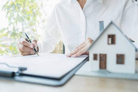 房地产经纪人与客户签订购房合同，保险或贷款房地产。