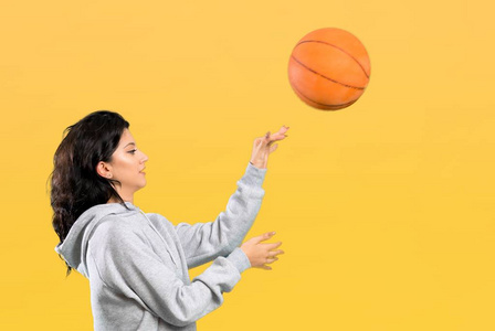 打篮球的年轻女子