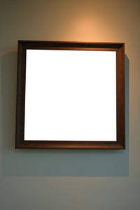 空的棕色木框边框，用于在侧客厅的墙壁背景上绘制艺术或图片