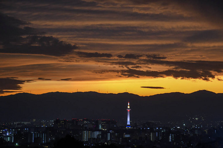 夜色缤纷的京都塔与京都城市的天际线