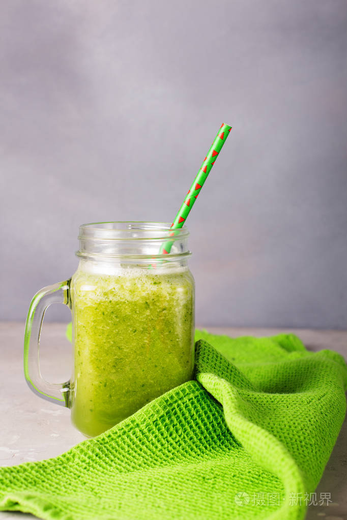 glassoffreshcucumberjuicedetoxwaterhealthydrink