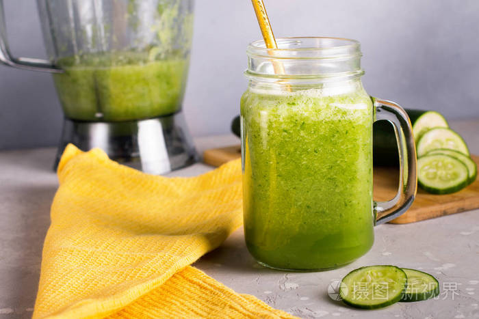 glassoffreshcucumberjuicedetoxwaterhealthydrink