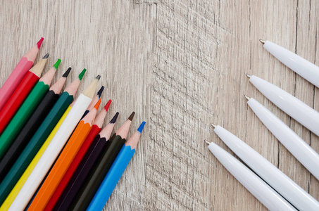 教育 蜡笔 桌子 工具 学院 木材 彩虹 提示 铅笔 光谱