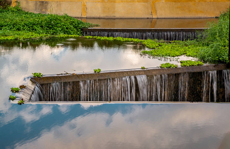 淤地坝淤地坝中的浑水溢流至溢洪道,man-m照片
