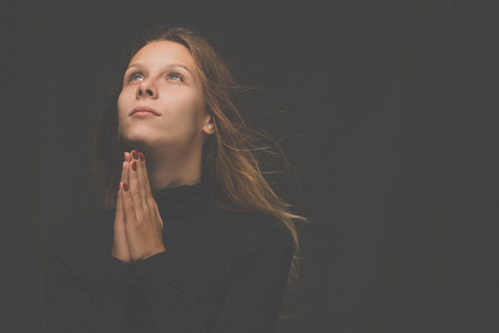 年轻女子向上帝祈祷。