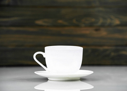 木制背景桌上咖啡杯