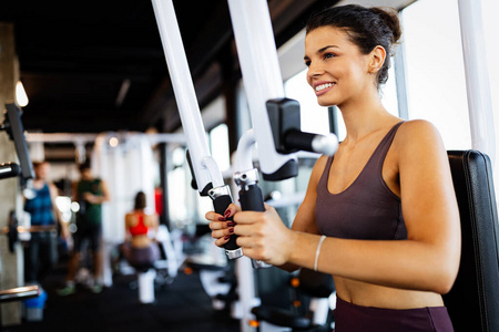 运动型 重量 身体 女孩 白种人 锻炼 女人 在室内 适合