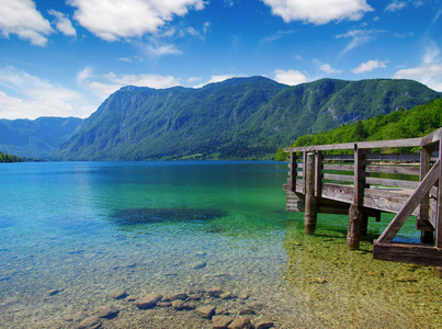 高山湖水图片