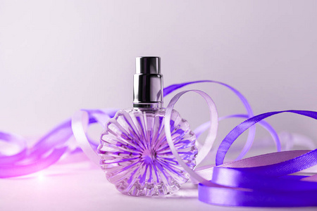 浅背景香水瓶。空白香水模型，水疗品牌概念。魅力香水