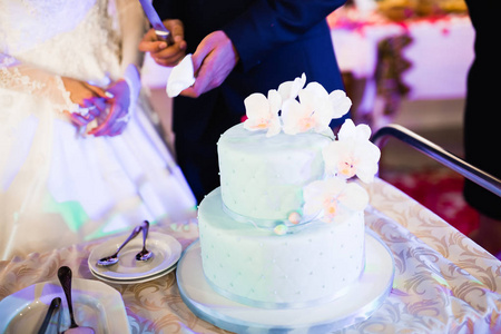 桌上摆着豪华装饰的婚礼蛋糕
