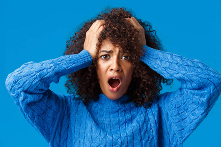 怎么看鸡熟透了特写肖像尴尬和震惊,惊慌失措的年轻女子犯了巨大的