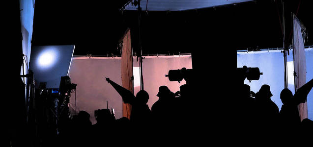 场景后面的视频制作的剪影图像或b-roll或电影拍摄和电影摄制组在摄像