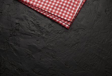 俯视厨房混凝土背景上的方格厨房桌布俯视图.照片