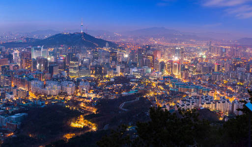 韩国首尔市夜景线和首尔北塔