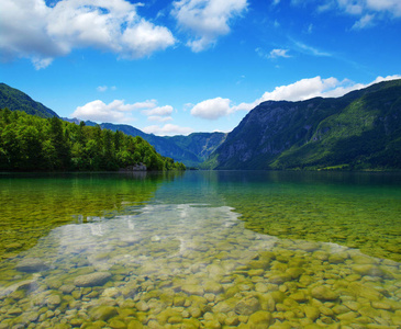 高山湖水图片