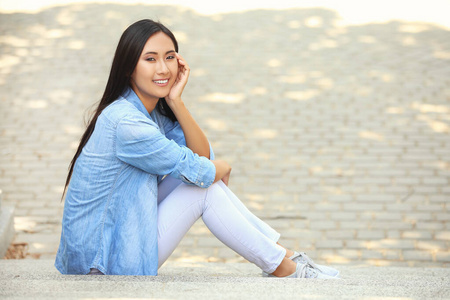 坐在美丽的台阶上的年轻女子