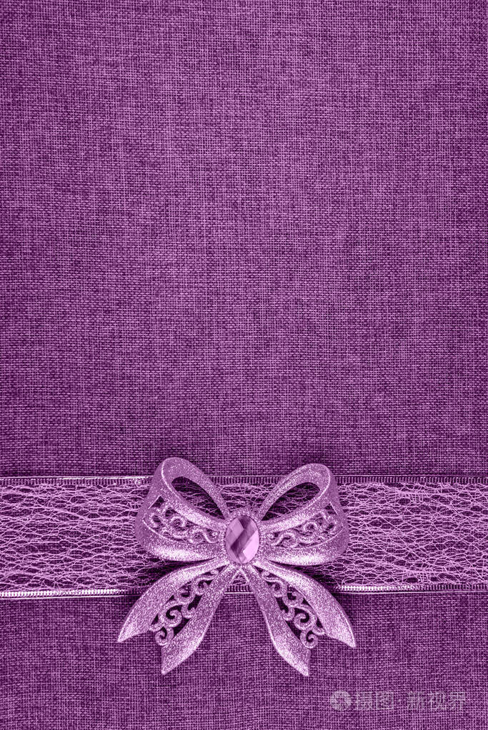 淡紫色蝴蝶结和粗麻布丝带垂直图像