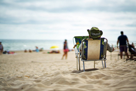 一个坐在椅子上的人在海滩上休息