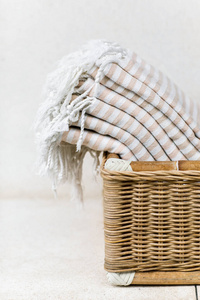 白色条纹棉毛巾在白色的墙壁上呼呼作响的篮子里。