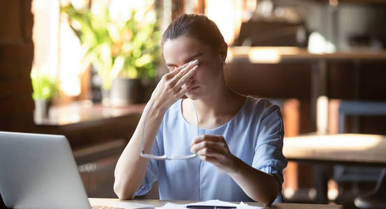 疲惫不堪的女性揉眼,视力模糊照片