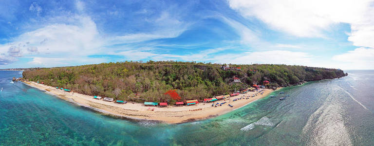印度尼西亚巴厘岛乌鲁瓦图地区托马斯海滩的空中全景图照片