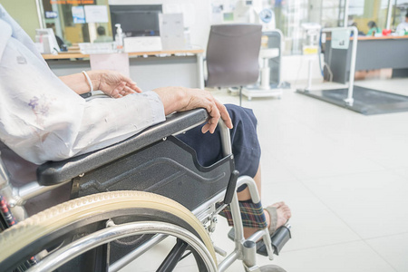 医院里坐轮椅的老妇人。