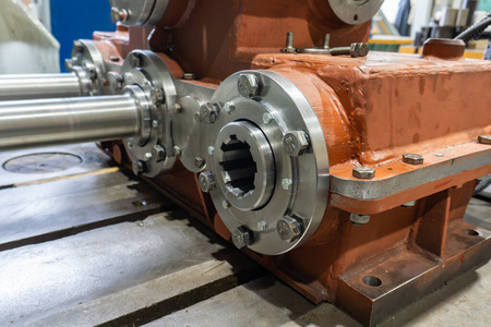 齿轮箱总成,带轴承的花键轴,用于将飞轮传送到运动中.照片