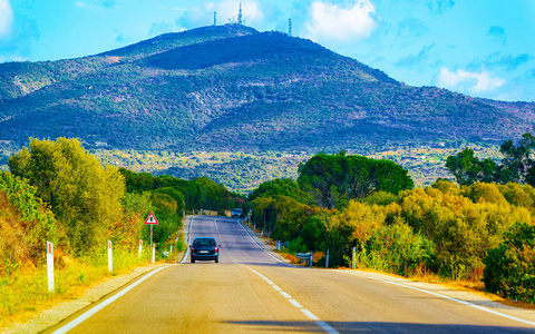 汽车在科斯塔斯梅拉尔达在撒丁岛山反射公路照片