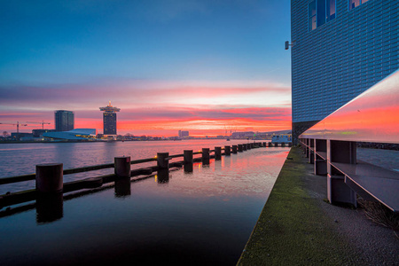日出时，可以俯瞰阿姆斯特丹附近的IJ湖