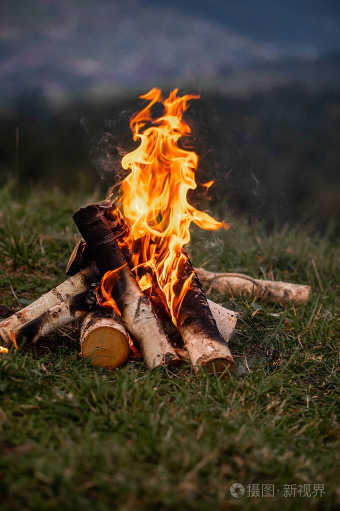 晚上山上篝火熊熊燃烧文本的位置