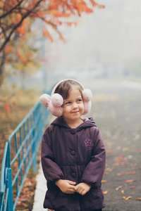 美丽的秋天，公园里可爱有趣的小女孩
