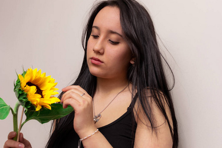 美丽的哥伦比亚少女在情人节观赏美丽的向日葵