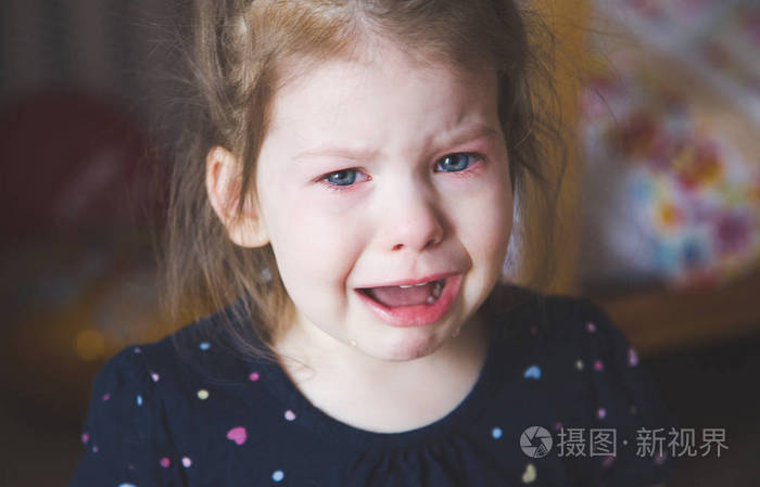 小女孩在哭幼儿压力