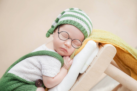 男孩 婴儿 美丽的 人类 清白 帽子 可爱极了 童年 面对