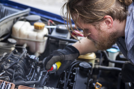 罩顾自己一个人自己修车照片
