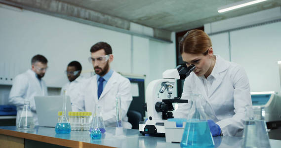 实验 显微镜 助理 学习 检查 女人 疫苗 测试 同事 科学