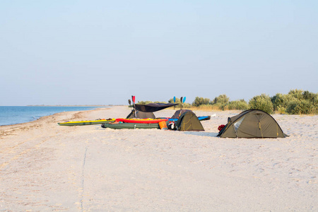 海滩上有帐篷和皮划艇的探险营地