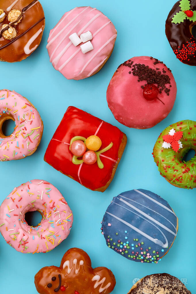 蓝色背景的各种彩色甜甜圈俯视图