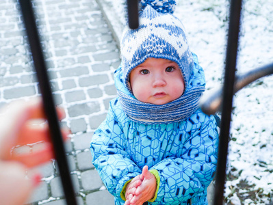 一个男孩在雪地里玩。01个孩子，一个在雪地上玩雪的男孩。漫步在雪域公园享受初雪