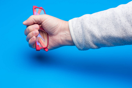 成年人眼镜成年人手中的眼镜照片