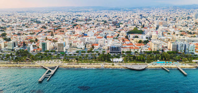 利马索尔全景，塞浦路斯。海岸线，海滩和城市建筑，俯瞰