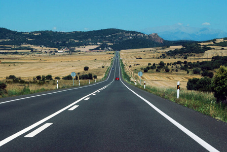 伸向地平线的笔直道路的景色图片