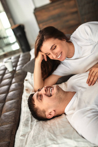 产后休息一对等待孩子的年轻夫妇.